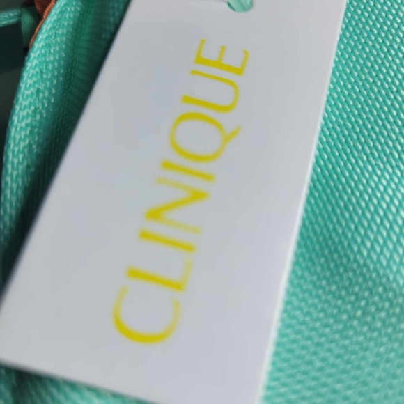 FREE WITH PURCHASE.Clinique bag - Picture 2 of 5